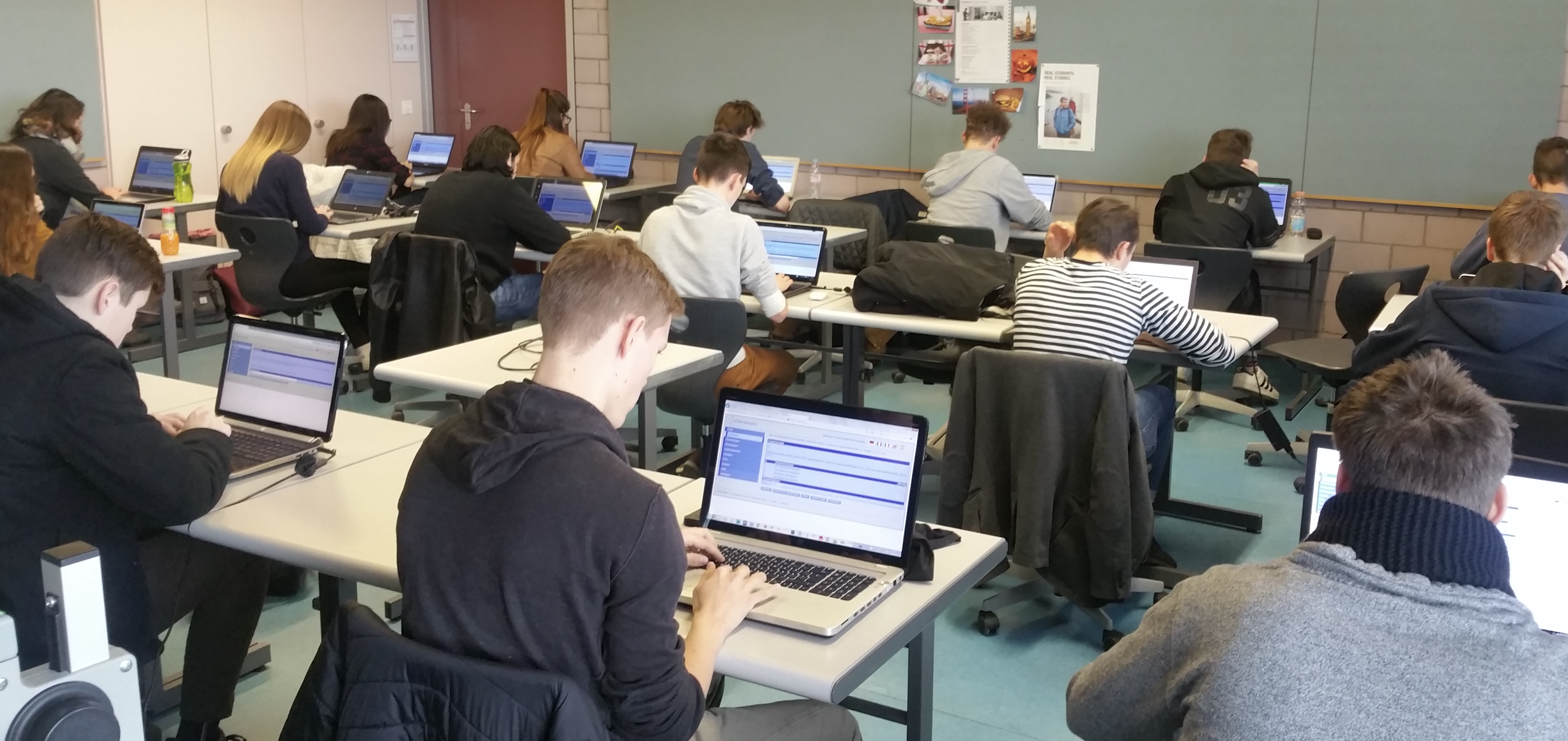 Eine BYOD-Klasse der Kantonsschule Romanshorn sitzt an einer Online-Prüfung mit isTest.