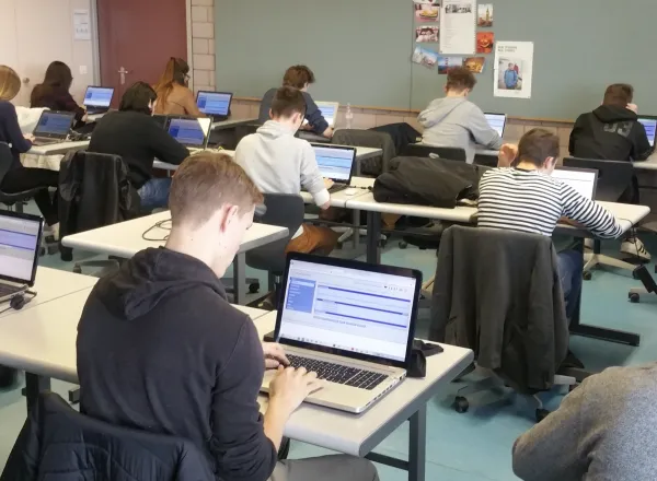 Eine BYOD-Klasse der Kantonsschule Romanshorn sitzt an einer Online-Prüfung mit isTest.