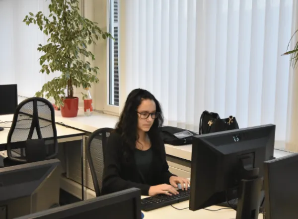 Carolina Sanchez absolviert ihre Ausbildung zur Informatikerin im Basislehrjahr in Adligenswil. (Bild: Urs Nussbaumer)